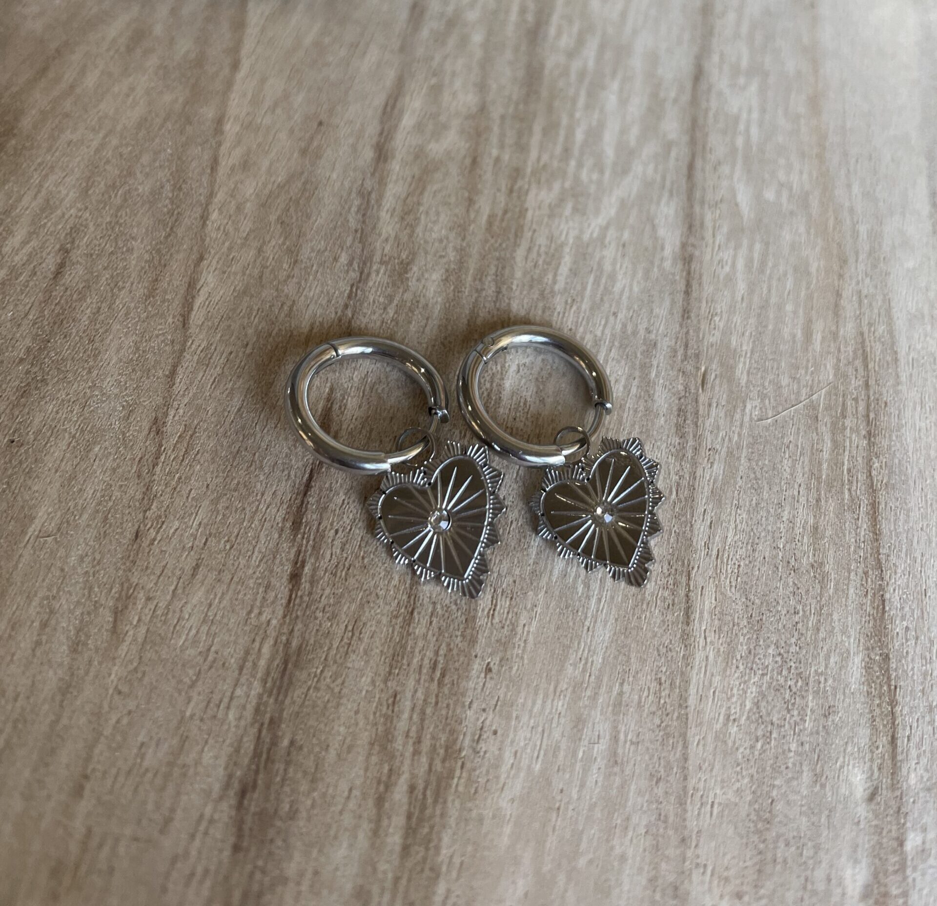 Boucles d&rsquo;oreilles créoles coeur et stras argentées