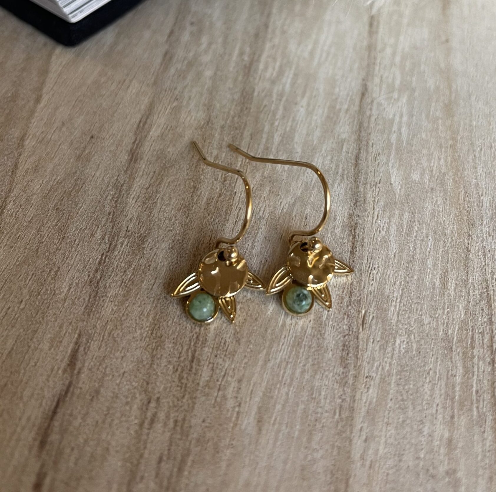 Boucles d&rsquo;oreilles avec pendentif doré et vert