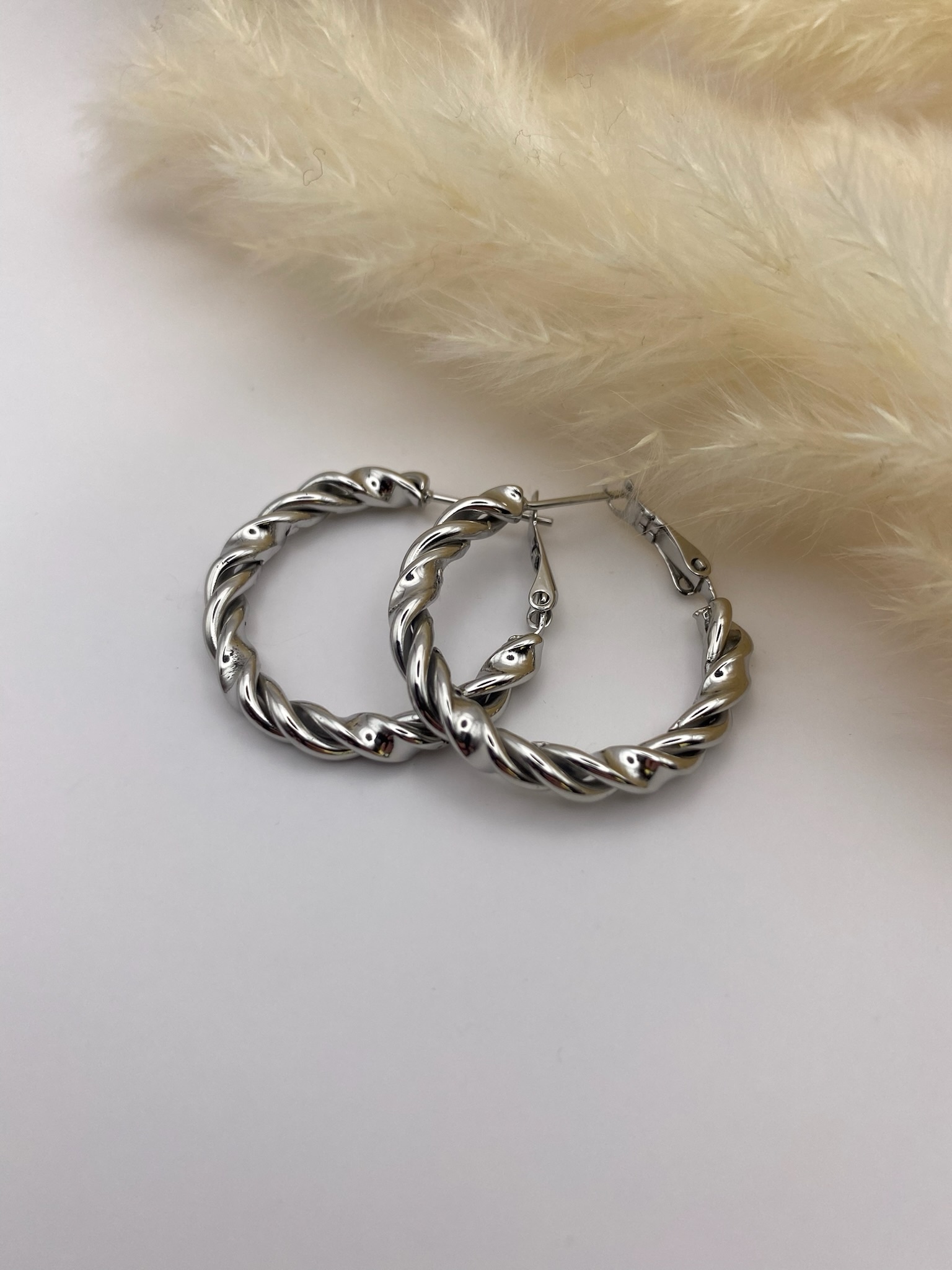 Boucles d&rsquo;oreilles torsadées argentées