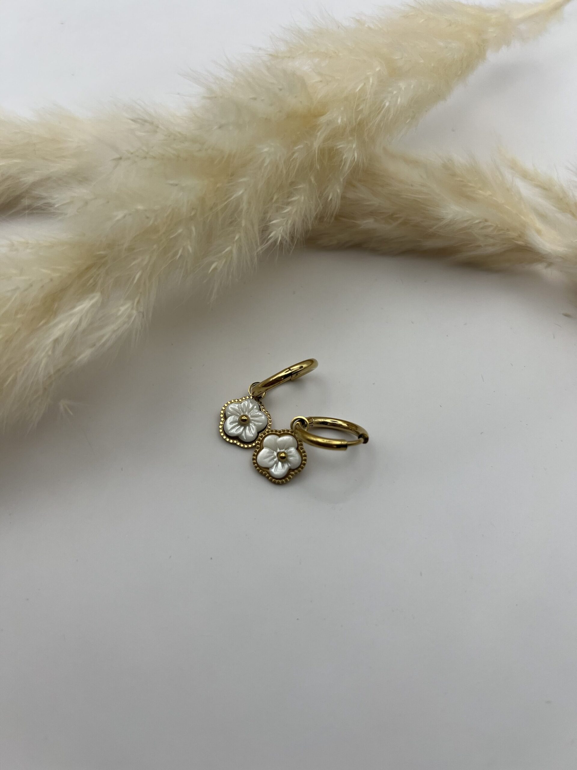 Boucles d&rsquo;oreilles petites fleurs blanches