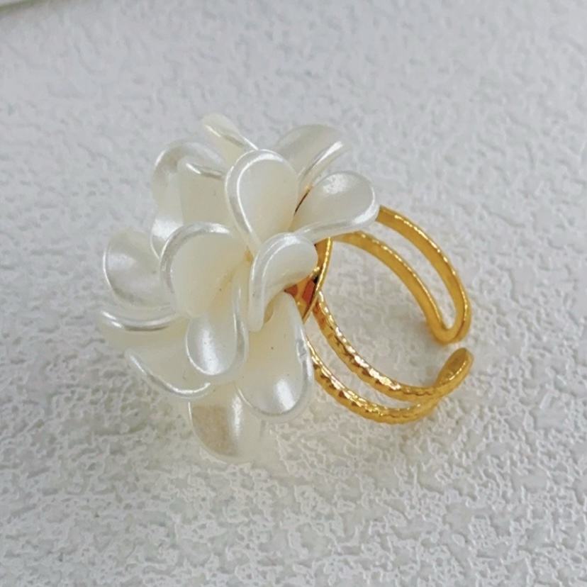 Bague avec une grosse fleur en acier inoxydable